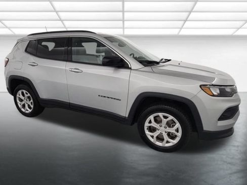 Used 2024 Jeep Compass Latitude AWD/4WD image 9