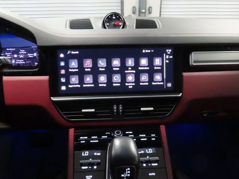 Used 2022 Porsche Cayenne image 25