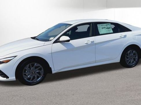 Used 2025 Hyundai Elantra Blue FWD image 46