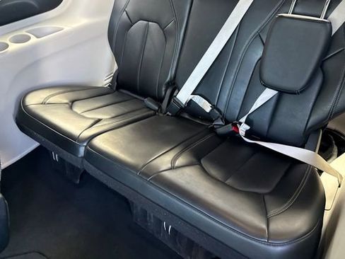 Used 2024 Chrysler Pacifica Touring-L image 16