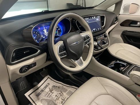 Used 2021 Chrysler Pacifica Limited AWD/4WD image 4