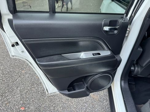 Used 2014 Jeep Compass Latitude image 9