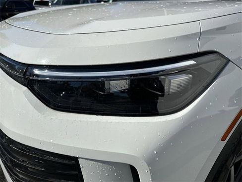 New 2025 Volkswagen Tiguan SE image 9