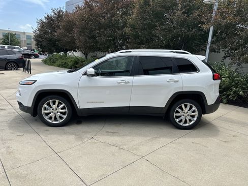 Used 2017 Jeep Cherokee Limited w/ Luxury Group FWD image 11