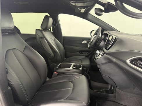 Used 2025 Chrysler Pacifica Select FWD image 10