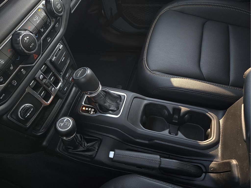 Used 2025 Jeep Gladiator Sport AWD/4WD image 40