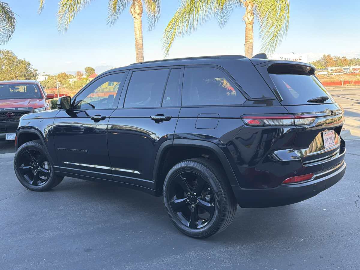 Used 2024 Jeep Grand Cherokee Limited w/ Black Appearance Package RWD image 5