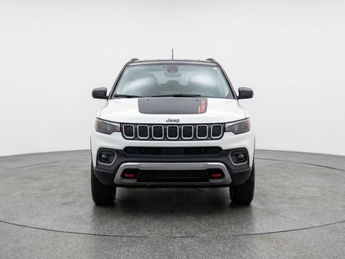 Used 2025 Jeep Compass Trailhawk image 2