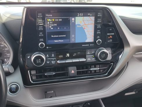 Used 2021 Toyota Highlander XLE FWD image 11