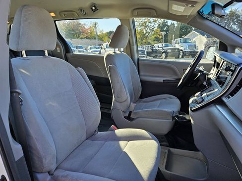 Used 2016 Toyota Sienna L image 34