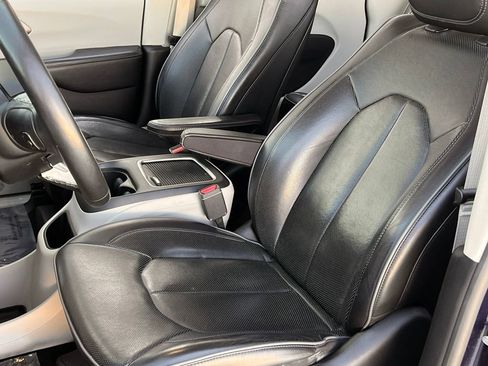 Used 2019 Chrysler Pacifica Limited w/ Tire & Wheel Group FWD image 4