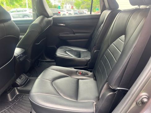 Used 2021 Toyota Highlander XLE AWD/4WD image 22