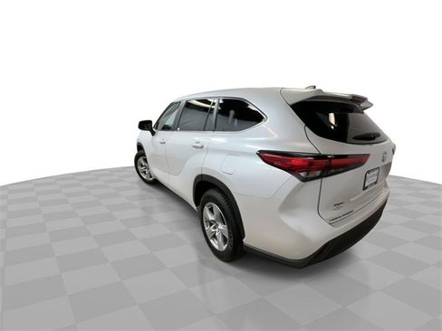 Used 2023 Toyota Highlander LE image 6