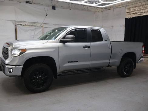 Used 2018 Toyota Tundra SR5 AWD/4WD image 4