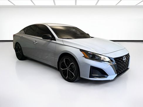 Used 2025 Nissan Altima 2.5 SR FWD image 3