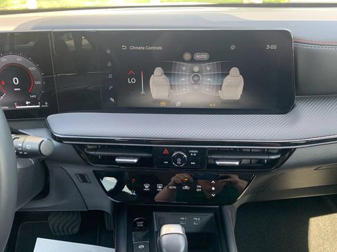 Used 2025 Nissan Kicks SR FWD image 15