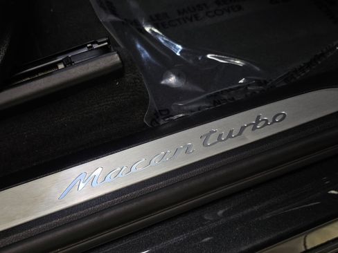 Used 2021 Porsche Macan Turbo AWD/4WD image 40