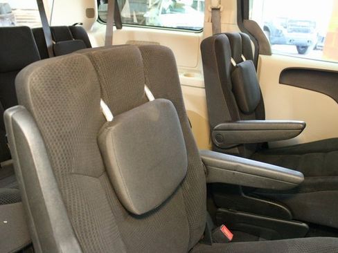 Used 2018 Dodge Grand Caravan SE w/ UConnect Hands-Free Group image 12