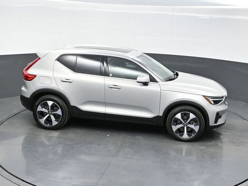 Used 2025 Volvo XC40 B5 Plus image 32