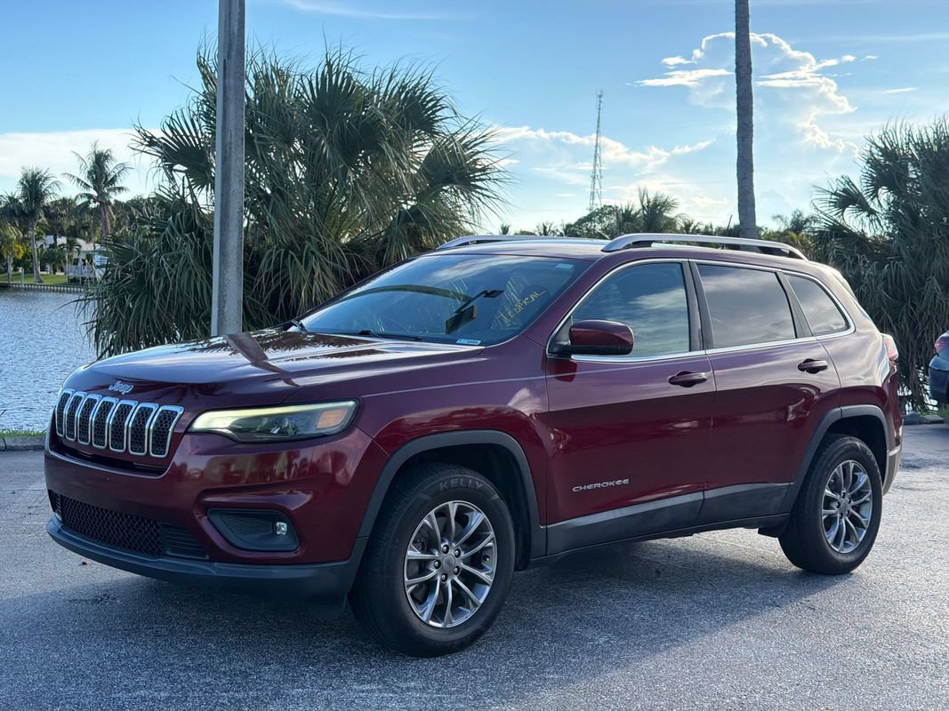 Used 2019 Jeep Cherokee Latitude Plus w/ Cold Weather Group AWD/4WD image 1