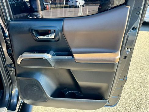 Used 2017 Toyota Tacoma Limited image 17