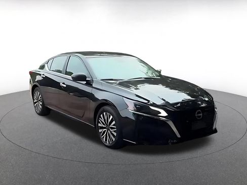 Used 2025 Nissan Altima 2.5 SV FWD image 2
