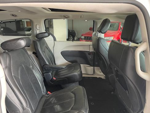 Used 2020 Chrysler Pacifica Limited image 25