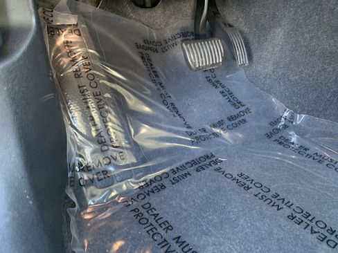 Used 2025 Volvo XC40 B5 Core image 17