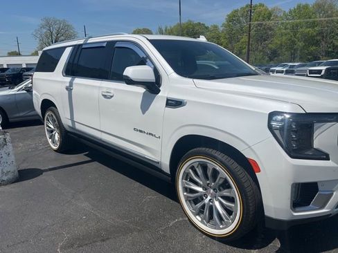 Used 2022 GMC Yukon XL Denali w/ Denali Premium Package image 13