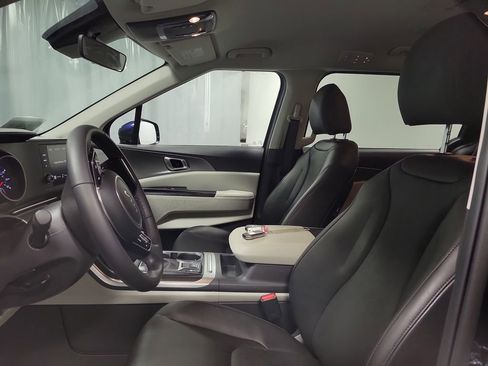 Used 2024 Kia Carnival LX image 12