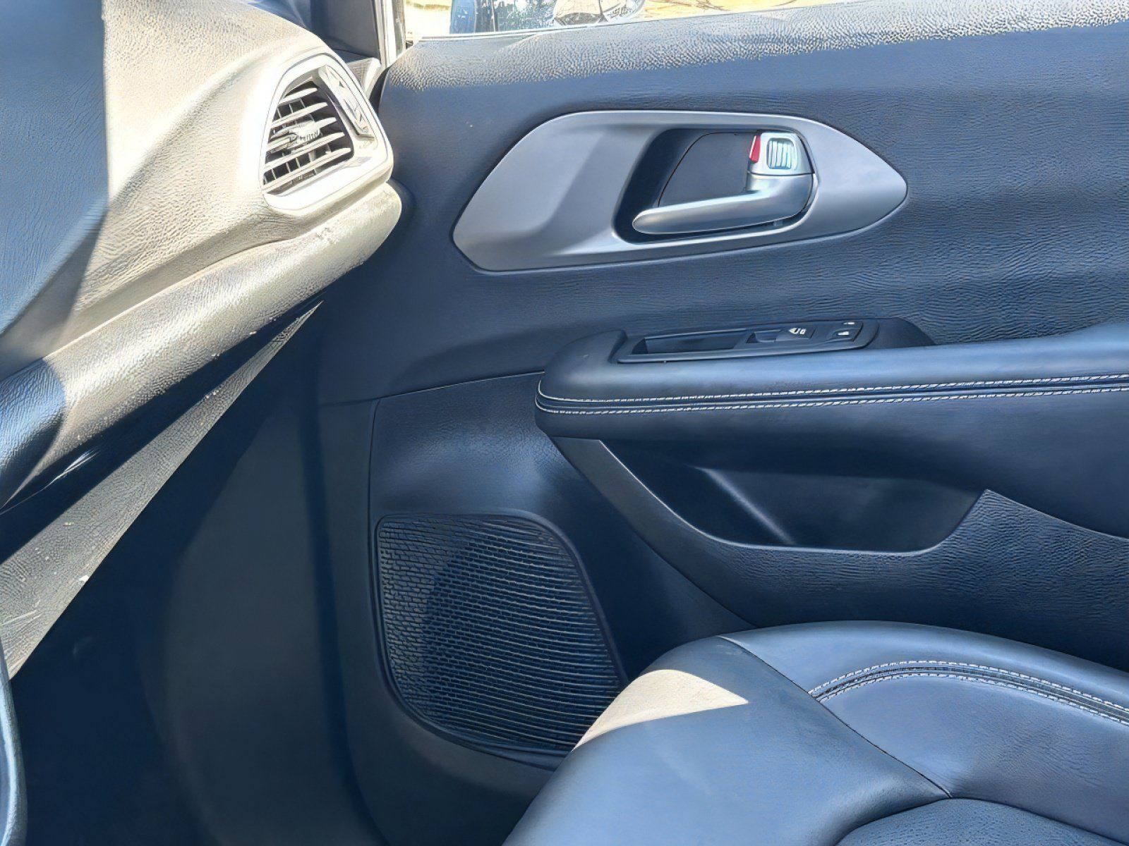 Used 2025 Chrysler Pacifica Select FWD image 18
