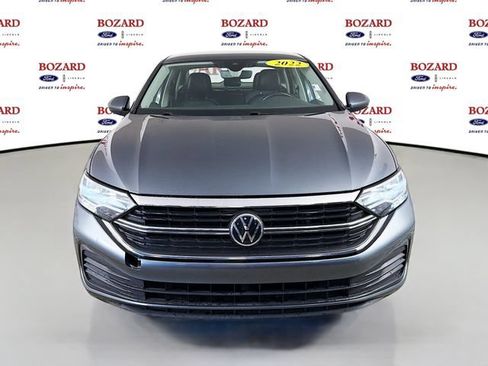 Used 2022 Volkswagen Jetta SE FWD image 2