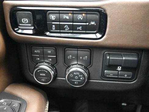 Used 2025 GMC Yukon Denali Ultimate image 31