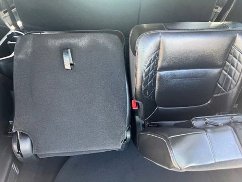 Used 2018 Ford Explorer Platinum image 18