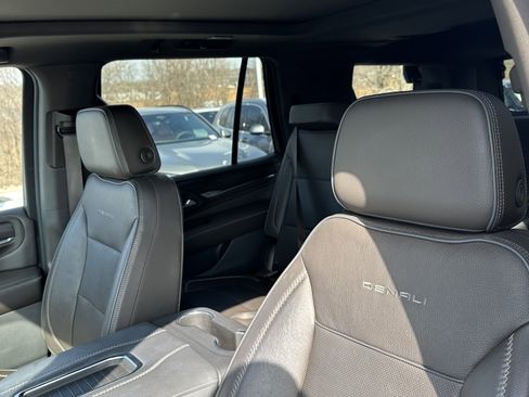 Used 2021 GMC Yukon Denali w/ Denali Premium Package image 19