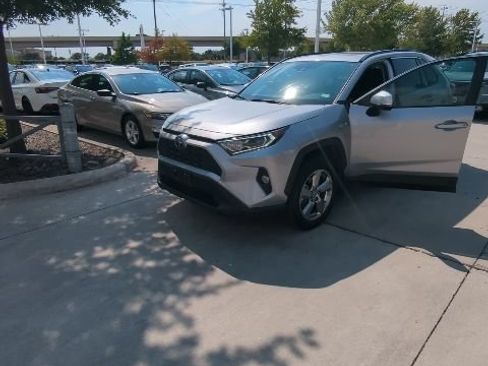 Used 2021 Toyota RAV4 XLE Premium AWD/4WD image 17