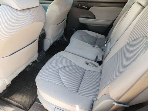 Used 2023 Toyota Highlander LE image 19