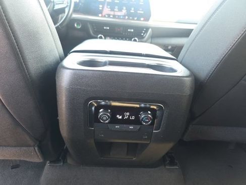 Used 2025 Chevrolet Suburban Z71 AWD/4WD image 28