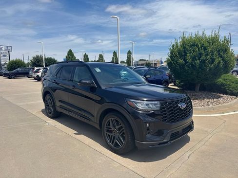 Used 2025 Ford Explorer ST AWD/4WD image 3