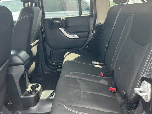 Used 2018 Jeep Wrangler Unlimited Sahara w/ Connectivity Group AWD/4WD image 20