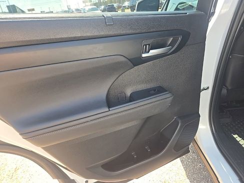Used 2023 Toyota Highlander XLE image 38