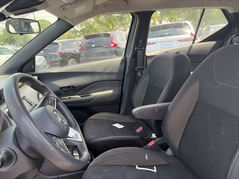 Used 2020 Nissan Kicks S image 10