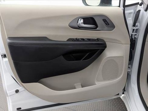 Used 2023 Chrysler Pacifica Touring-L FWD image 13