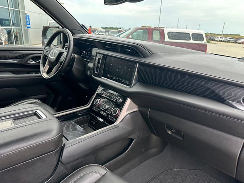Used 2024 GMC Yukon XL Denali AWD/4WD image 40