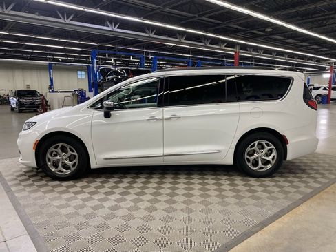 Used 2023 Chrysler Pacifica Limited image 8