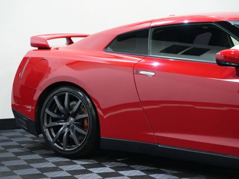 Used 2013 Nissan GT-R Premium image 14