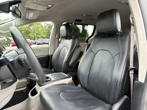 Used 2022 Chrysler Pacifica Touring-L FWD image 12