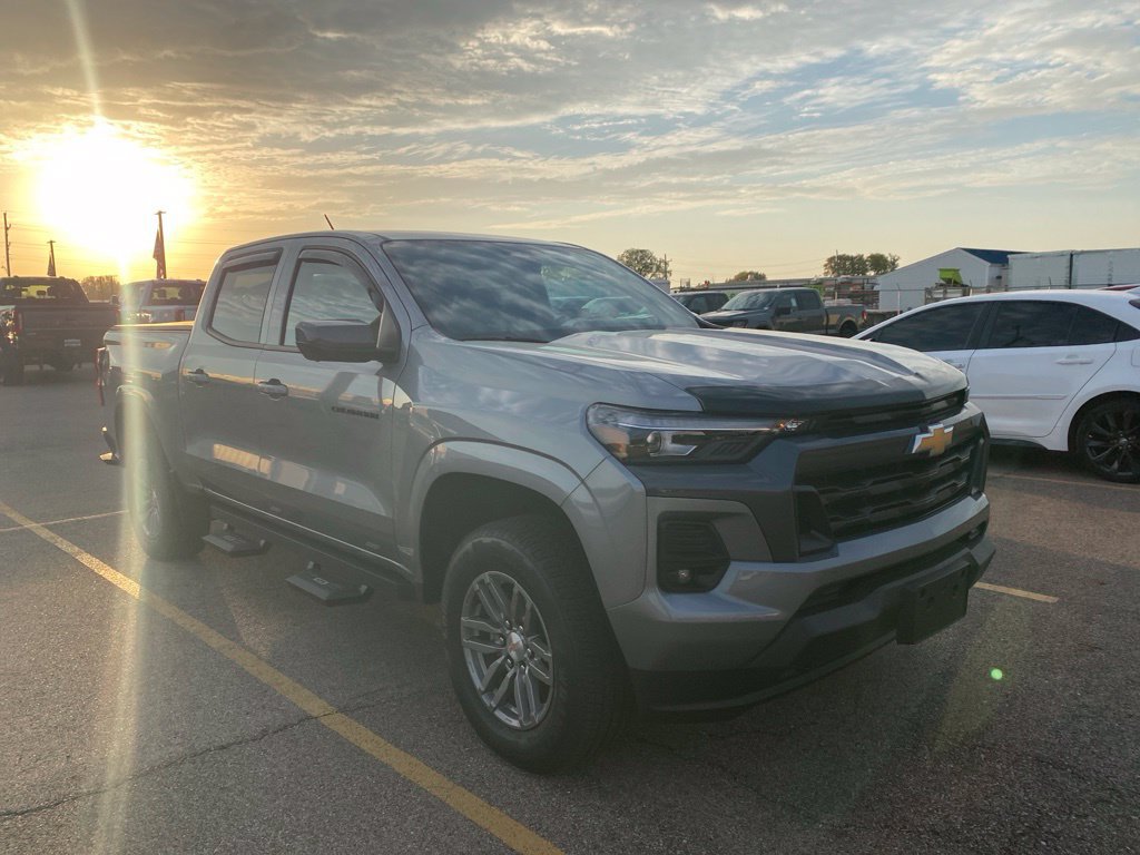 Used 2025 Chevrolet Colorado LT w/ LT Convenience Package AWD/4WD image 4