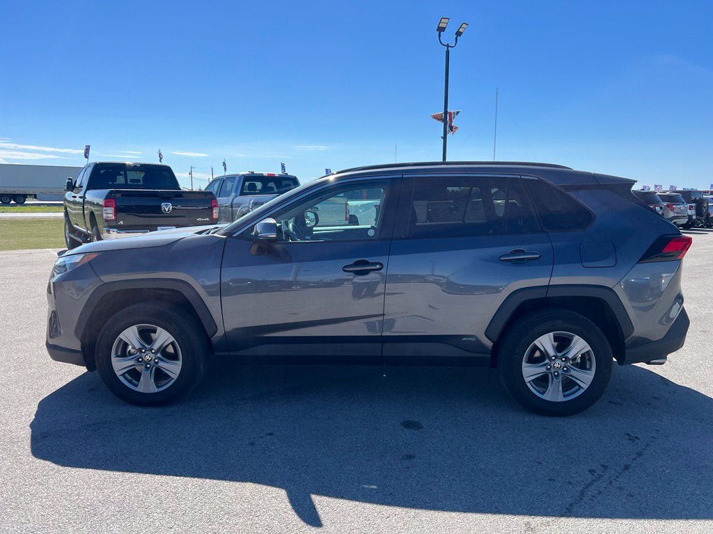 Used 2025 Toyota RAV4 XLE AWD/4WD image 2