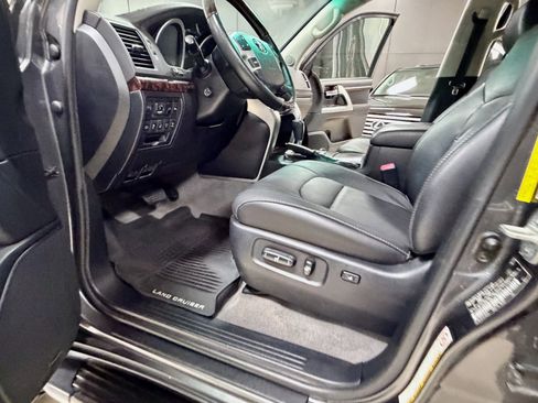 Used 2014 Toyota Land Cruiser image 21